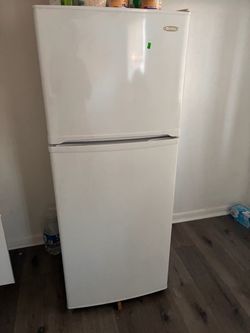 Danby Top-Freezer Refrigerator White