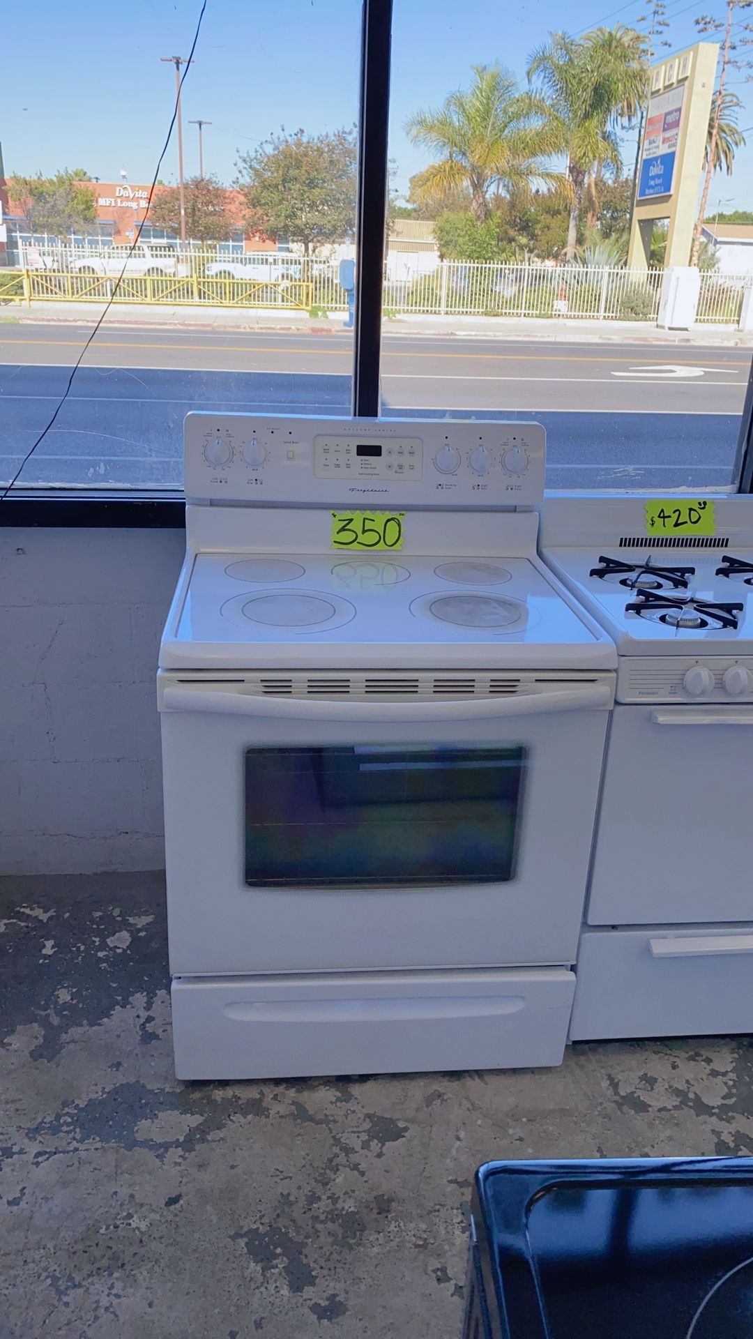 30” Frigidaire White 220-Volt Electric Stove⚡️— Works Great, Clean, and Ready to Use