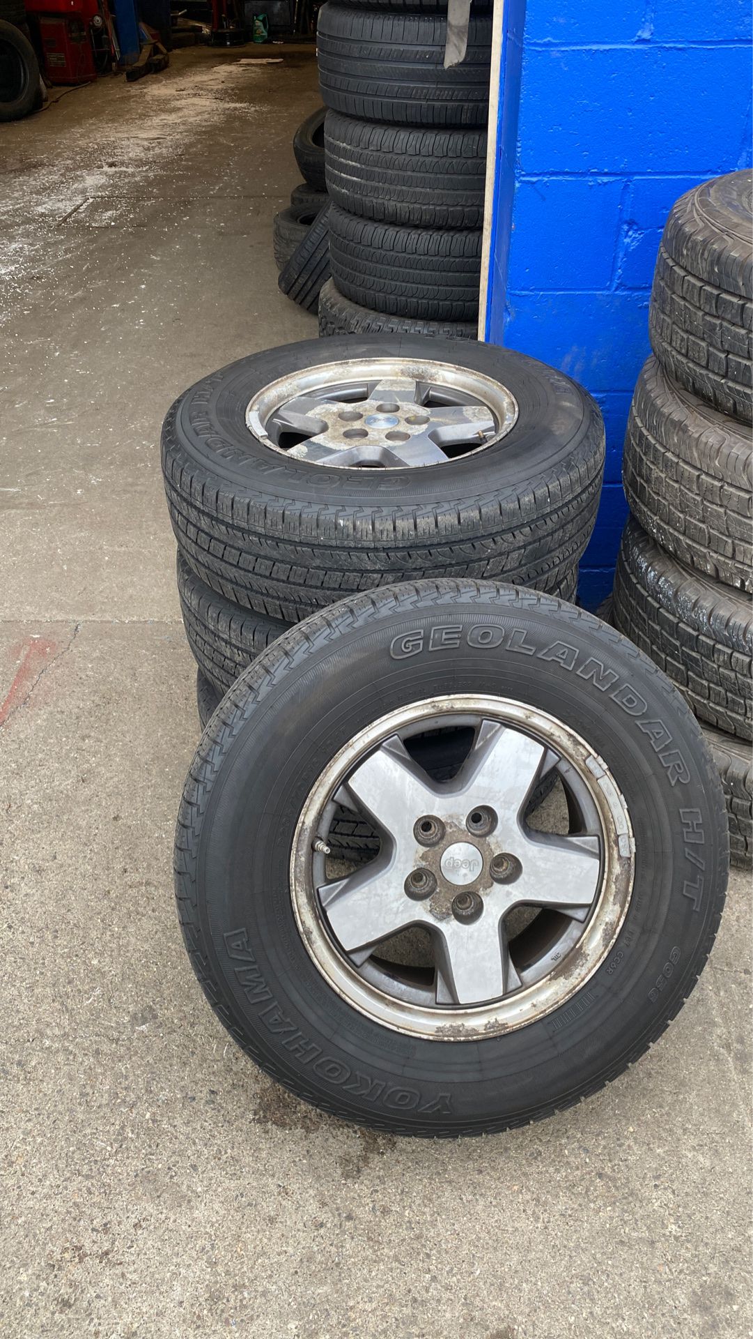 Jeep Cherokee rims with good tires 235-70-16 size