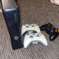 Xbox 360 Slim 250 Gb With 3 Controllers And 23 Games