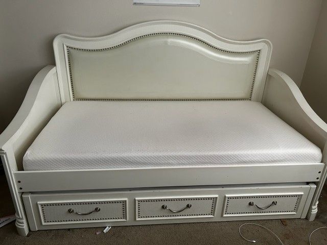 Ashley Furniture Twin Size Trundle Day Bed With Foam Mattress