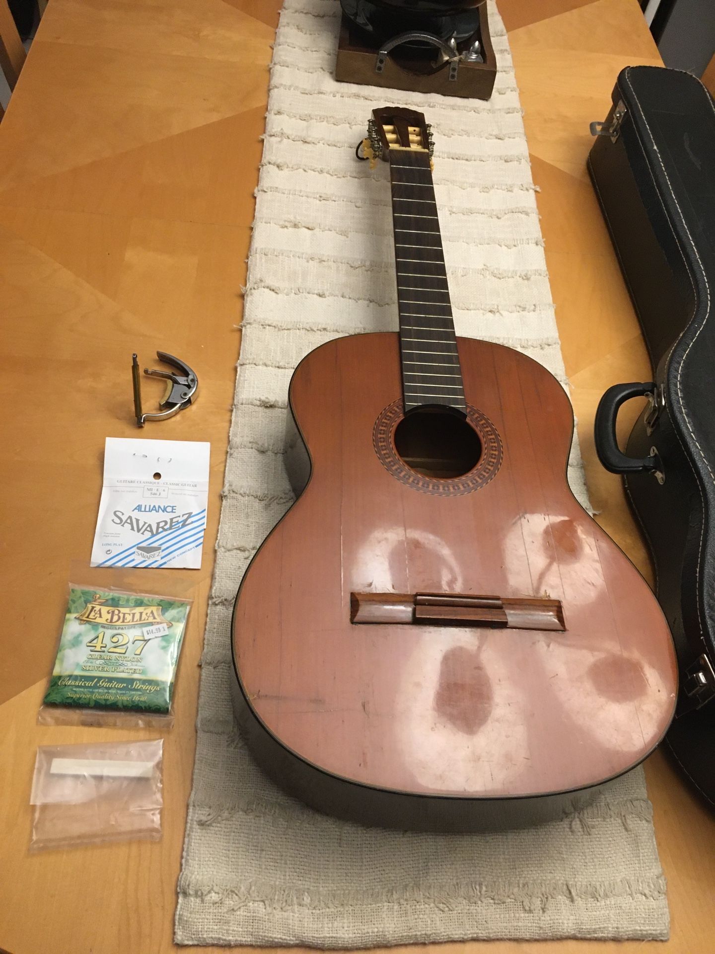 1970 Classical Acoustic Guitar Ryoji Matsuoka Luthier #12(One of the earlier made in this style) Nagoya, Japon by Ryoji Matsuoka For it’s age it’s in