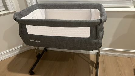 Bassinet With Bedsheets