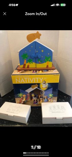 2011 16 Piece Wood Nativity Set W/ Manger Costco NEW Colorful Crèche carry case