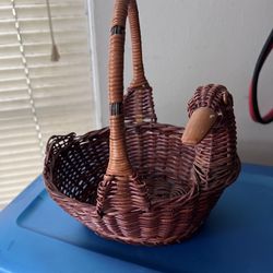 AMAZING VINTAGE BROWN WICKER DUCK BASKET W/HANDLE AND WOODEN BEAK