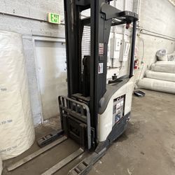 Crown RR 5200 Reach Truck (Non-Running) Charger Included