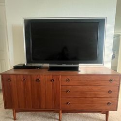 Vintage mid century dresser/ credenza