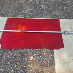 OLYMPIC 6' BAR.  35LBs  USED IN GOOD CONDITION  NO LABELS 
11525 S HALSTED  dunkin donuts/
7111.S WESTERN WALGREENS 
DELIVERY AVAILABLE $
55$.   CASH 
