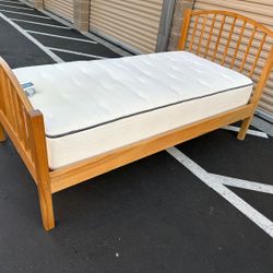 Twin  Size Bed With Clean Mattress / Cama Tamaño Individual Con Colchón Limpio 