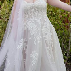Galina Signature Strapless Wedding Dress (Excellent Condition)