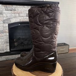 Women’s Coach Cantina A7368 wedge puffer Monogram boots. Size 8 Retail $240. Style# F2369. Great condition! Color brown with signature Coach on heel. 