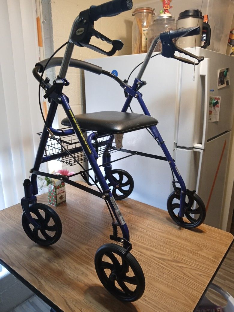 Drive Medical HX5 9JP Foldable Walker Rollator