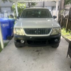Ford explorer. 2003 White . 6 Cylinder 