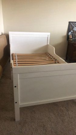 White wood cute twin bed