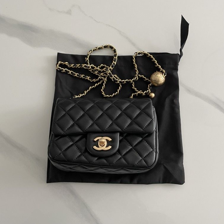 Chanel CF mini
Lambskin & Gold-Tone Metal Shoulder Bag