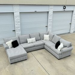 LIKE NEW🤩LIVING SPACES SECTIONAL COUCH🛋️FREE DELIVERY 🚚‼️