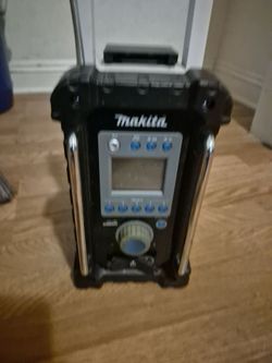 Makita job site radio w charger 18 volt lithium battery also hand held chain saw