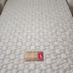 Queen Size Sea Horse Diamond Firm Mattress (Like New)