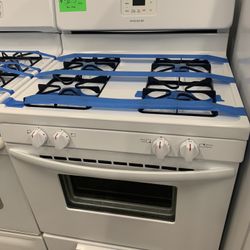 Frigidaire Gas Stove In White Working Perfectly 4 Months Warranty 