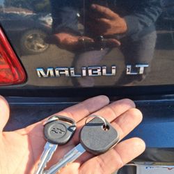 Car Keys And Remotes  / Llaves De Carro Y Controlles 