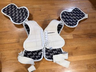 Winnwell  DZLClassic Hockey Shoulder Pads — Senior Small
