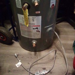 Selling Water heater Good Condition Working Good I'm Asking $100 For It If Interested Message Me Thank You 