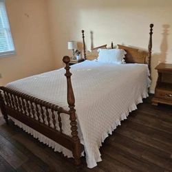 Antique Ethan Allen early American Nutmeg Maple Queen Bedroom Set