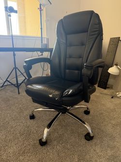 Black office chair