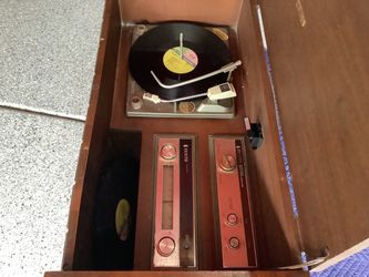 Zenith - Model MN2604 vintage cabinet counsel 1969, stereo am fm working as well as speakers, phonograph does turn at the various speeds but I believ