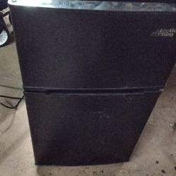 $40 For A Mini Fridge Arc T I C T M K I N G Works Great