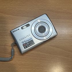 Nikon Coolpix S200 7.1 MP Digital Camera Silver