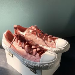 Semi new converse size one