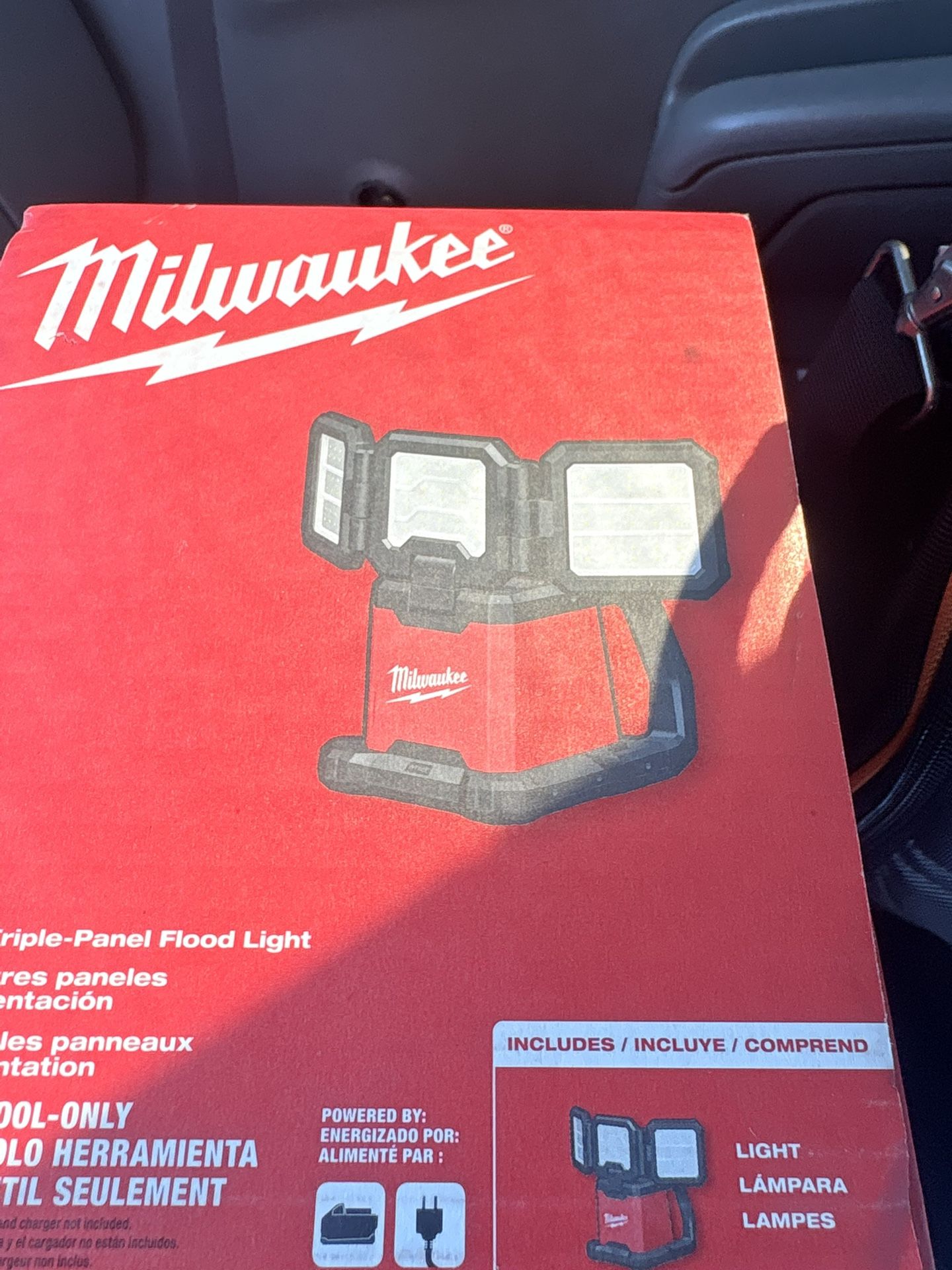Milwaukee Tripe Panel Flood Light