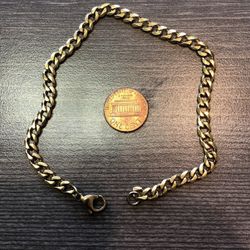 Gold plated stainless steel bracelet 9 1/2”