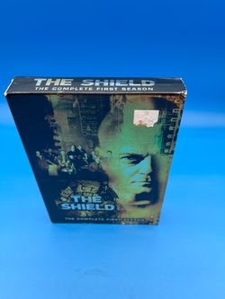 The Shield Complete First Season DVD box