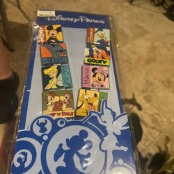 Disney Parks Mickey & Friends Deluxe Starter Trading Lanyard / Pin Set