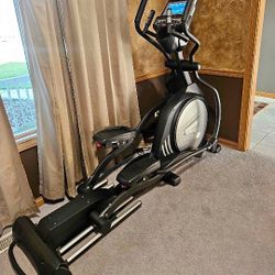 SOLE E95 ELLIPTICAL MACHINE ( LIKE NEW & DELIVERY AVAILABLE TODAY)
