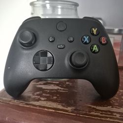 Black Xbox Series S remote With rechargeable battery
