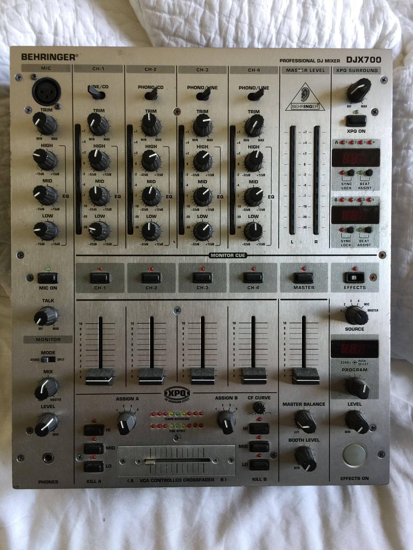 Behringer DJX-700 dj mixer with effects