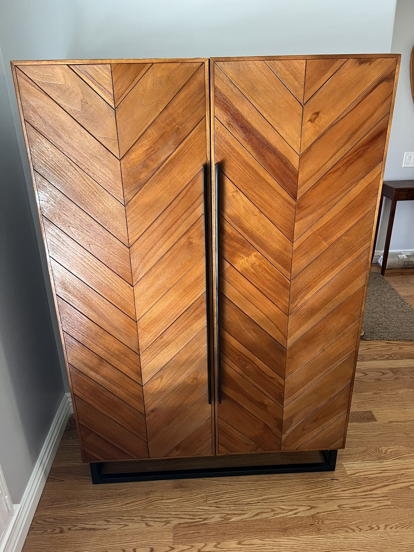 Crate and Barrel Estilo Cabinet