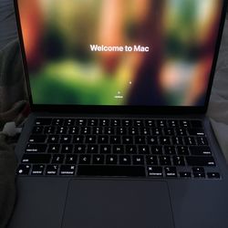 Macbook Air 2022 M2 w/charger 