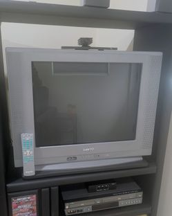24" CRT TV w/ component input Sanyo like new condition original remote