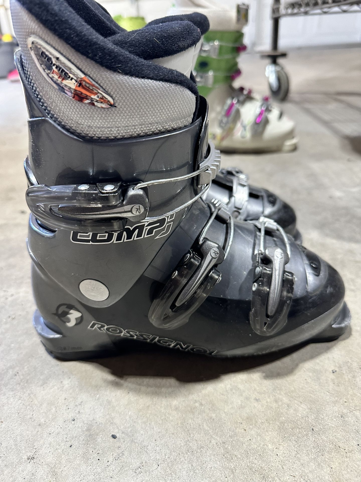 Youth Rossignol Ski Boot Size 22-23