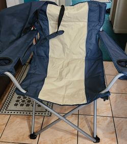 4 folding chairs like new