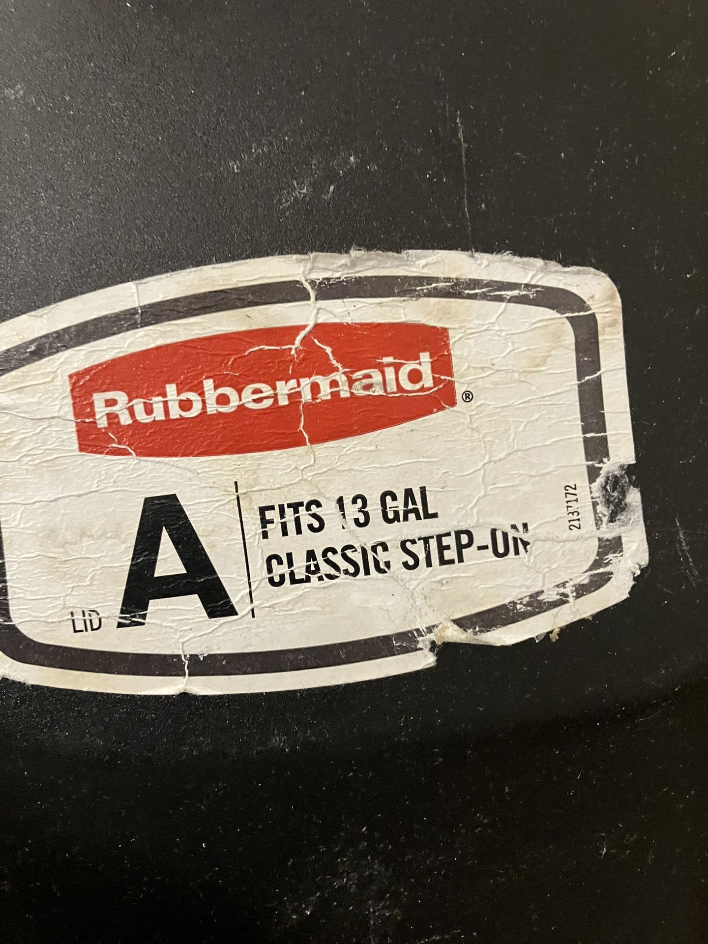 Rubber Maid 13 Gallon Trash Can