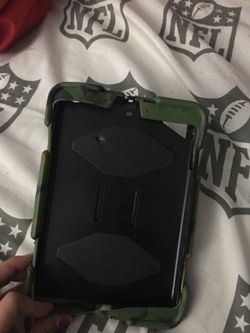 IPad mini rubber case front piece missing but can use the back