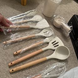 Chef Kitchen Cooking Utensils Set,  Non-stick Silicone Cooking Kitchen Utensils Spatula Set with Holder, Wooden Handle Silicone Kitchen Gadgets Utensi