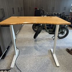 Uplift standing and sitting desk