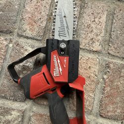 Milwaukee M12 FUEL HATCHET 6" Pruning Saw