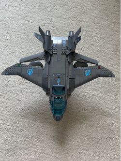 LEGO Marvel 76248 Avengers Quinjet w/ stand 795pcs w/ all mini figs. Comes pre build.